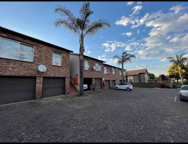 2 BEDROOM TOWNHOUSE FOR SALE IN GLEN MARAIS
